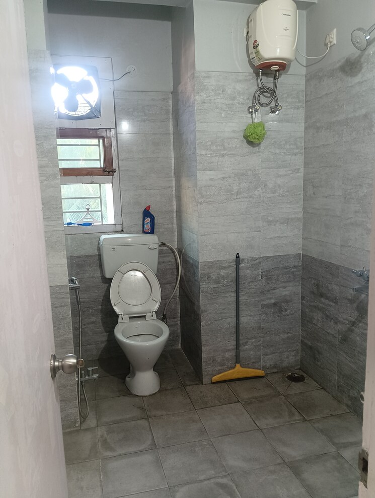 Bathroom, zoo road 1 Bedroom 500 Sq.Ft. Builder Floor In Zoo Road Guwahati 9628002