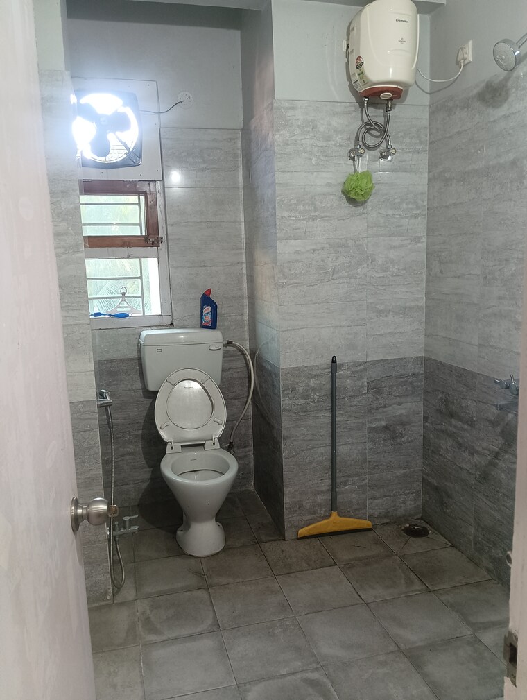 Bathroom, zoo road 1 Bedroom 500 Sq.Ft. Builder Floor In Zoo Road Guwahati 9628002