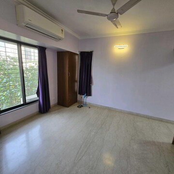 Room in 4 BHK Apartment at Mahim West – for Sale