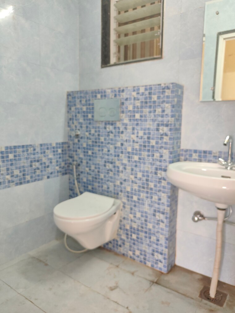 Attached Bathroom, sector 14 dwarka 2 Bedroom 1300 Sq.Ft. Apartment In Sector 14 Dwarka Delhi 9628099
