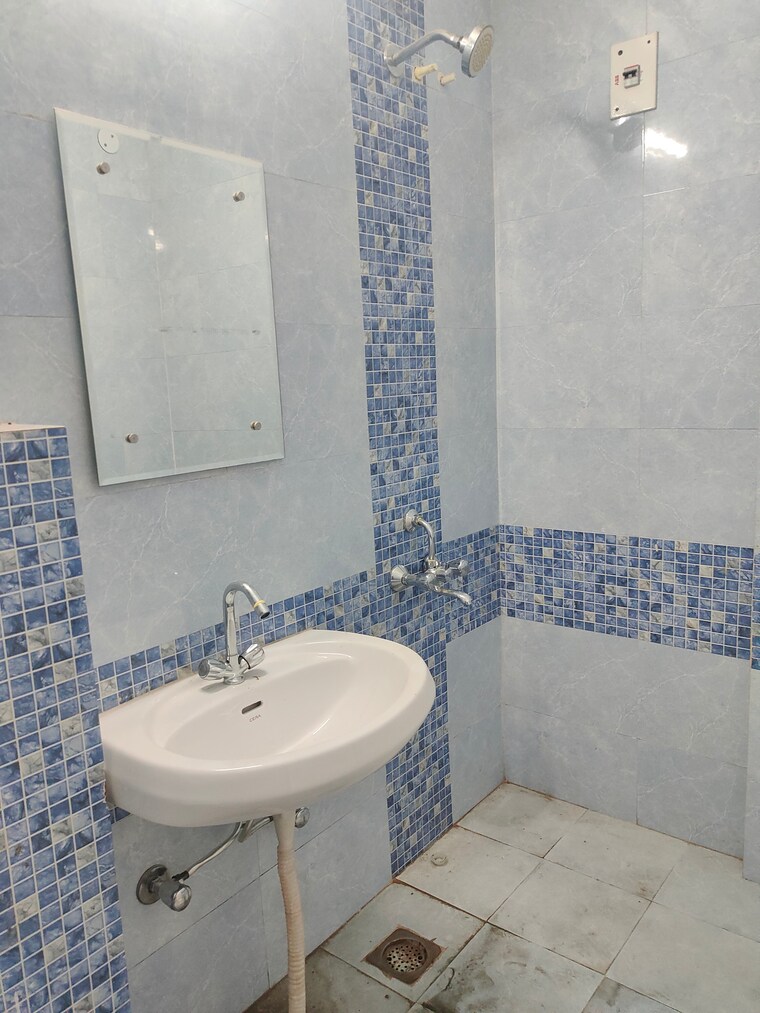 Bathroom, sector 14 dwarka 2 Bedroom 1300 Sq.Ft. Apartment In Sector 14 Dwarka Delhi 9628099