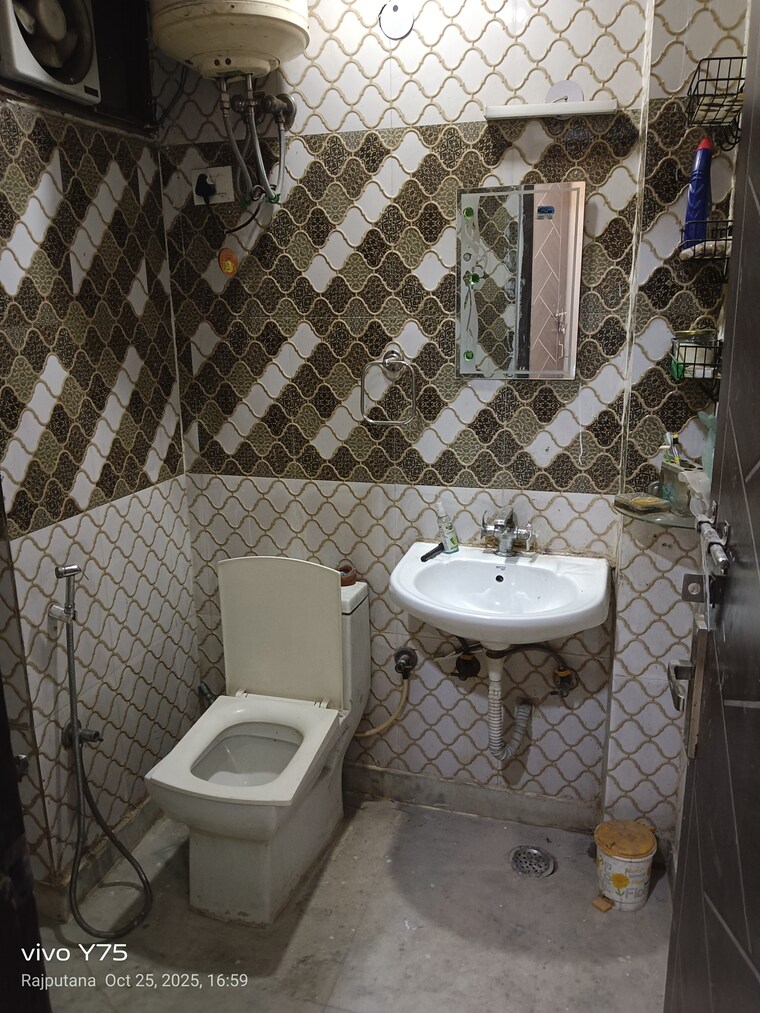 Bathroom, govindpuri 3 Bedroom 900 Sq.Ft. Builder Floor In Govindpuri Delhi 9628310