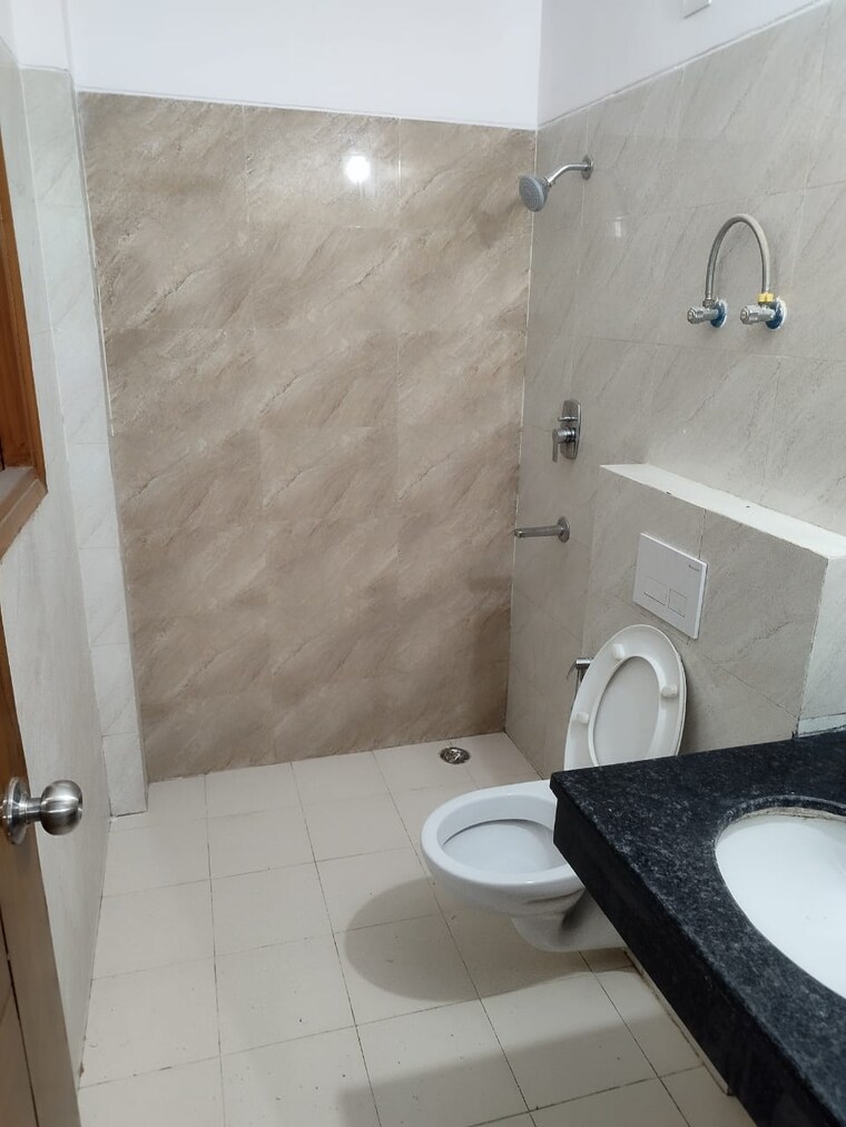Bathroom, sector 7 wave city 3 Bedroom 1525 Sq.Ft. Builder Floor In Sector 7 Wave City Ghaziabad 9628668