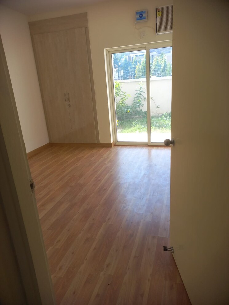 Room, bptp-district-3 3 Bedroom 180 Sq.Yd. Builder Floor In Sector 85 Faridabad 9598977