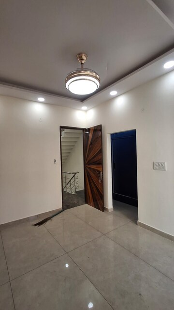 Room in 3 BHK Builder Floor at Ghazipur – for Sale