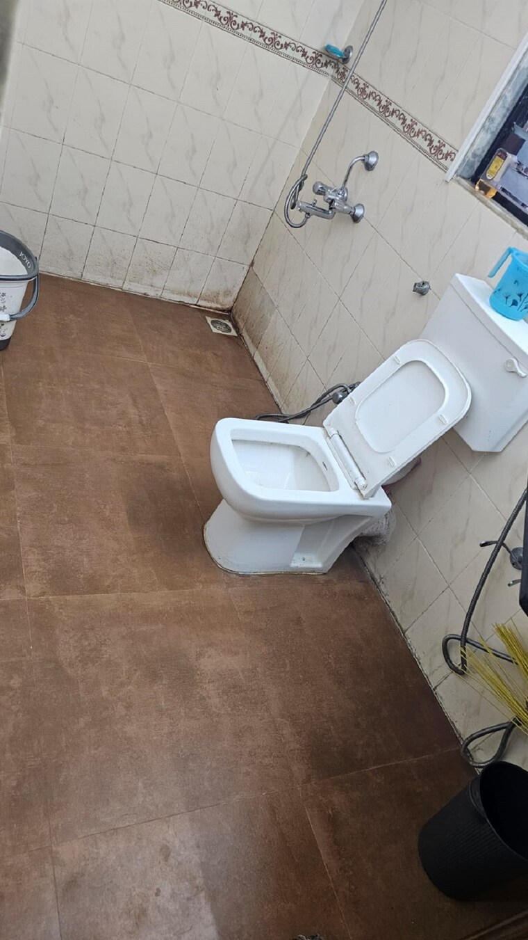 Bathroom, bandra west 2 Bedroom 700 Sq.Ft. Apartment In Bandra West Mumbai 9628970