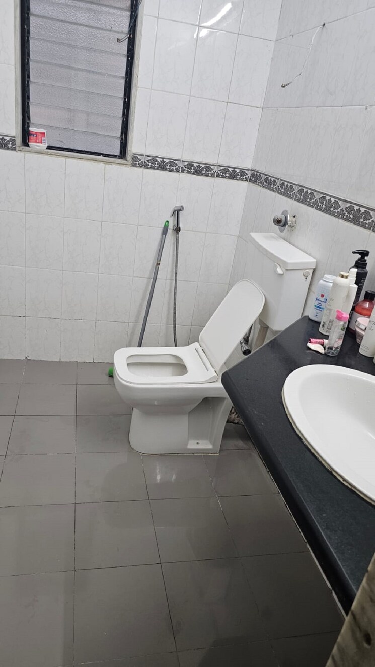Bathroom, bandra west 2 Bedroom 700 Sq.Ft. Apartment In Bandra West Mumbai 9628970