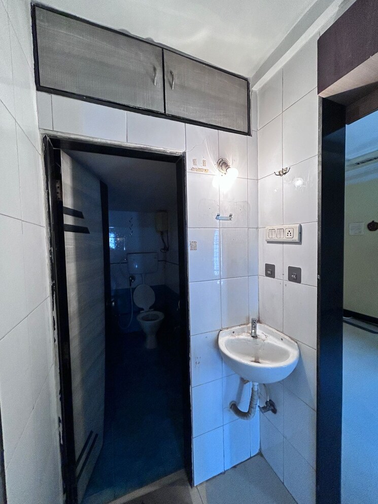 Bathroom, mulund east 1 Bedroom 655 Sq.Ft. Builder Floor In Mulund East Mumbai 9629098