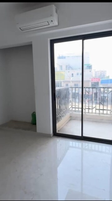 Room in 3 BHK Apartment at Arihant One, Sector 1 Greater Noida – for Sale