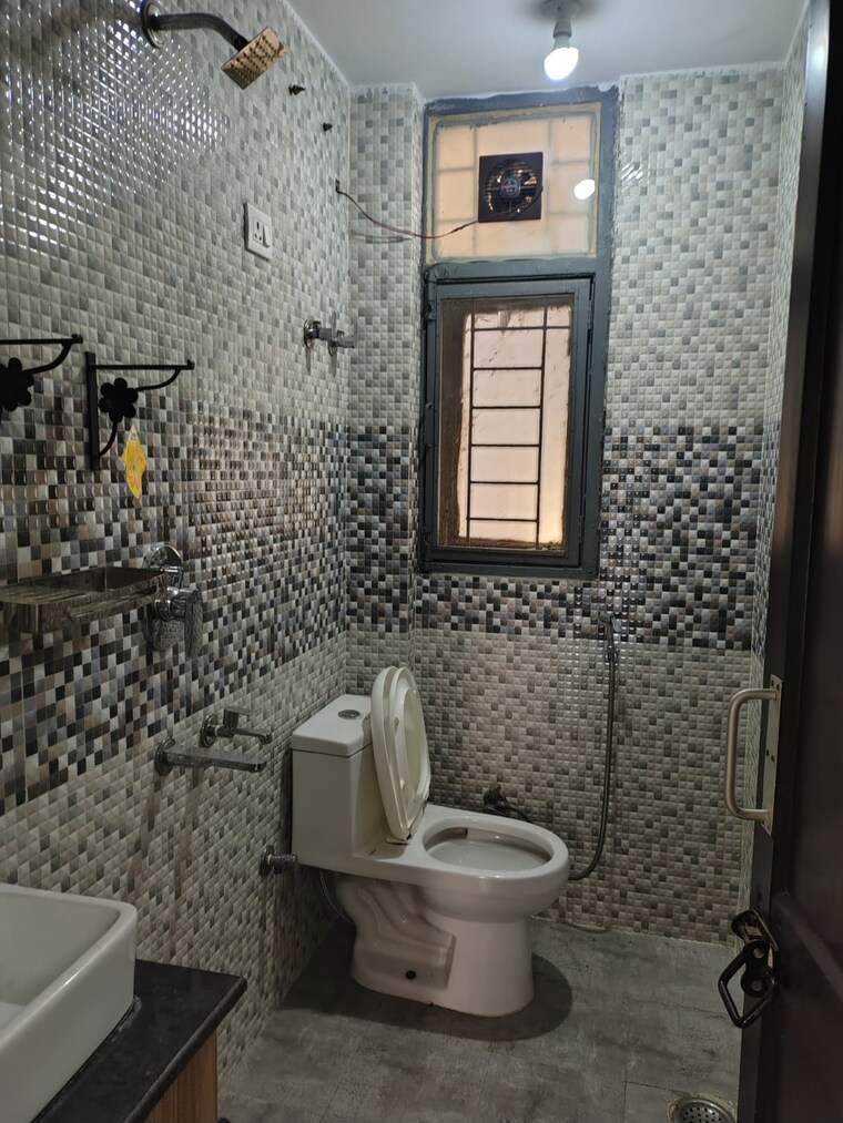 Bathroom, vasant kunj 2 Bedroom 1050 Sq.Ft. Apartment In Vasant Kunj Delhi 9629449