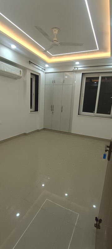 Room in 3 BHK Apartment at Vasant Kunj – for Rent