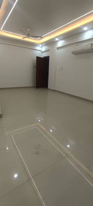 Room in 3 BHK Apartment at Vasant Kunj – for Rent