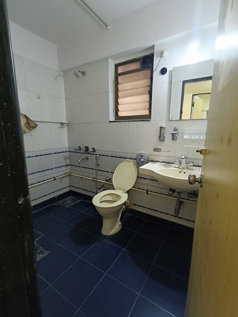 Bathroom, akruti-nova-a-wing-chs-ltd 2 Bedroom 1120 Sq.Ft. Apartment In Andheri East Mumbai 9629560