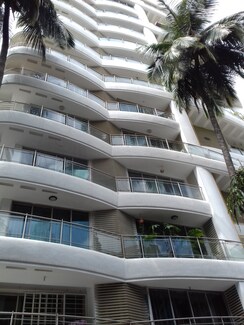 4 BHK + Servant Room Apartment For Sale in Khar West