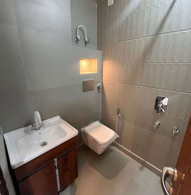 Bathroom, vipin garden 4 Bedroom 1515 Sq.Ft. Builder Floor In Vipin Garden Delhi 9630190