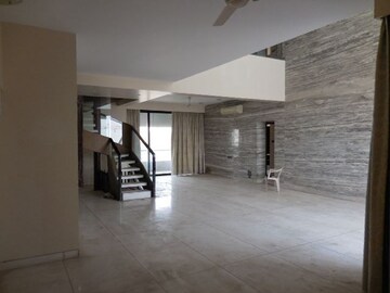 Room in 5 BHK Apartment at Cuffe Parade – for Rent