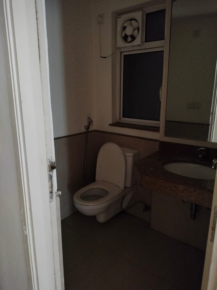 Bathroom, dlf-the-summit 4 Bedroom 3400 Sq.Ft. Apartment In Dlf Phase V Gurgaon 9630007