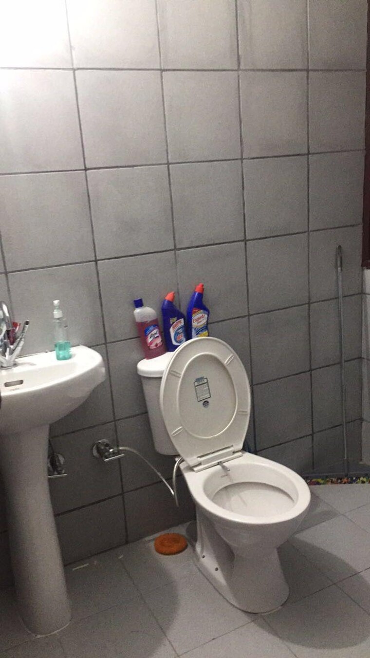 Bathroom, maya-garden-city Studio 900 Sq.Ft. Apartment In Lohgarh Zirakpur 9630026