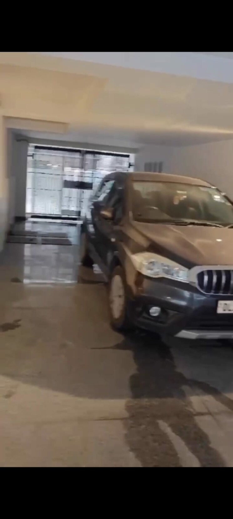  Parking, lajpat nagar 4 3 Bedroom 125 Sq.Yd. Builder Floor In Lajpat Nagar 4 Delhi 9630183