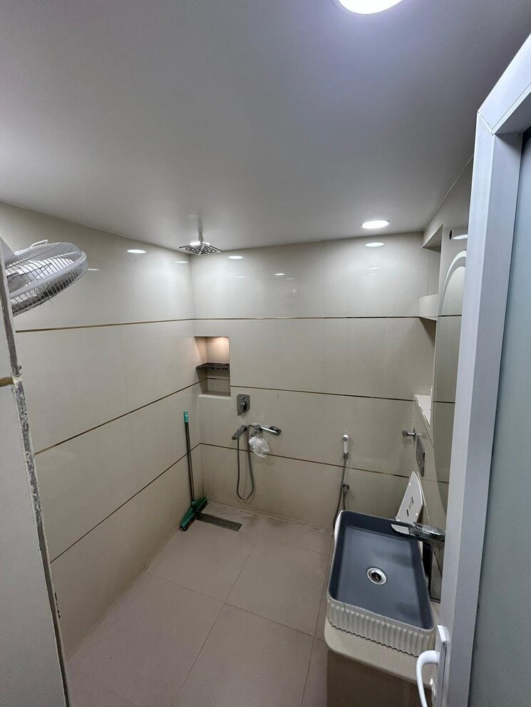 Bathroom, janakpuri 2 Bedroom 1000 Sq.Ft. Apartment In Janakpuri Delhi 9630358