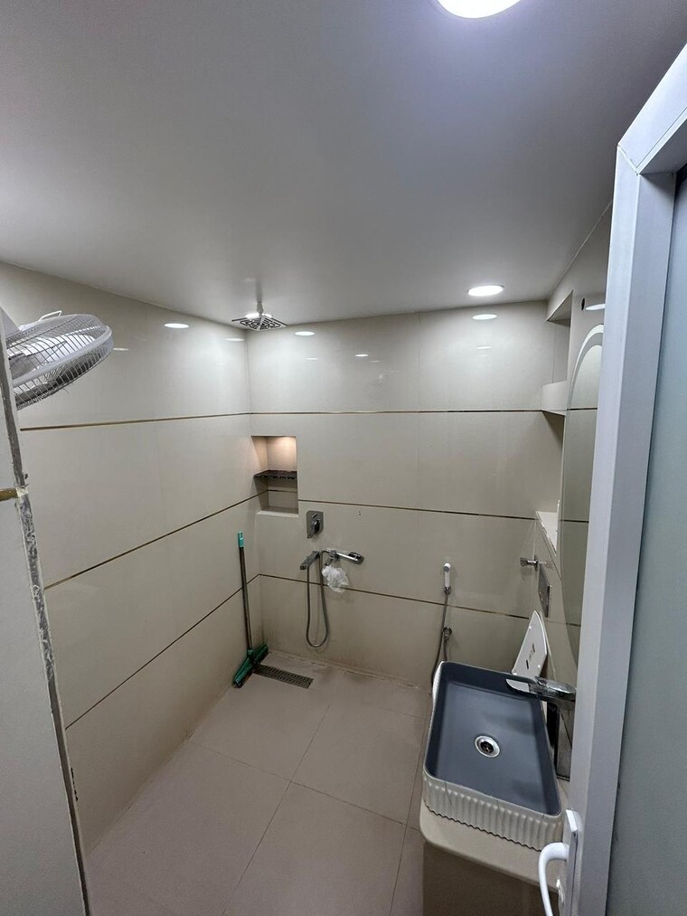 Bathroom, janakpuri 2 Bedroom 1000 Sq.Ft. Apartment In Janakpuri Delhi 9630358