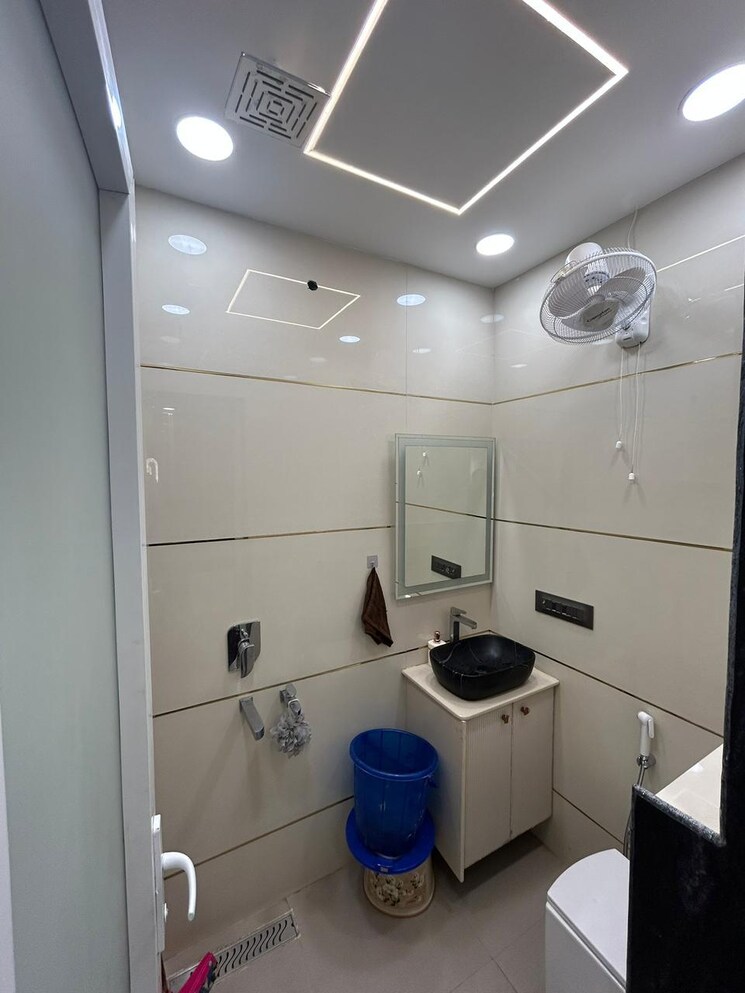 Attached Bathroom, janakpuri 2 Bedroom 1000 Sq.Ft. Apartment In Janakpuri Delhi 9630358