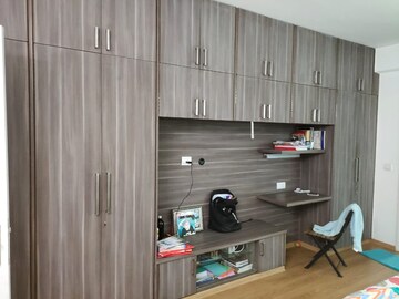 Furnished Amenities in 4 BHK Apartment at DLF The Summit, Dlf Phase V – for Rent