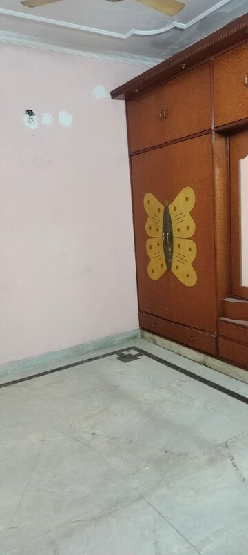 Room in 3 BHK Apartment at Janakpuri – for Rent