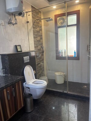 Bathroom in 2.5 BHK Builder Floor at Auram Floor, South City 2 – for Rent