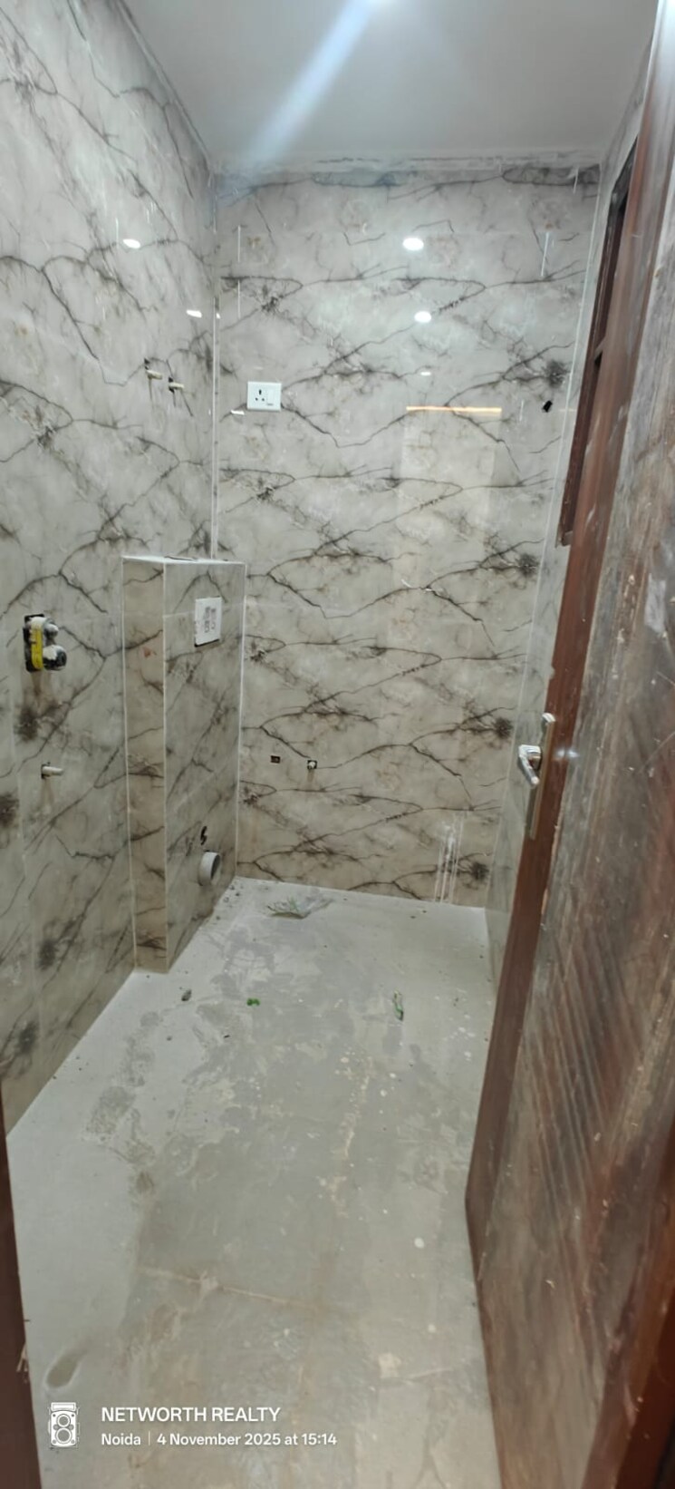 Balcony, sector 73 1 Bedroom 585 Sq.Ft. Builder Floor In Sector 73 Noida 9630900