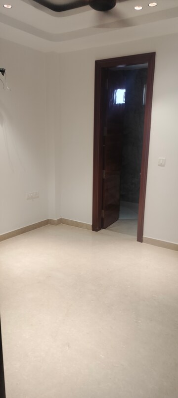 Room in 3 BHK Builder Floor at Janakpuri – for Rent
