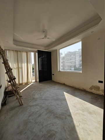 Room in 4 BHK Builder Floor at Ansal API Versalia, Sector 67a – for Sale