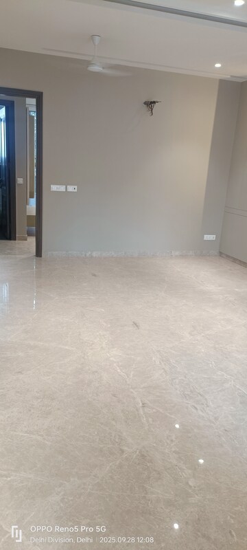 Room in 3 BHK Builder Floor at Janakpuri – for Sale