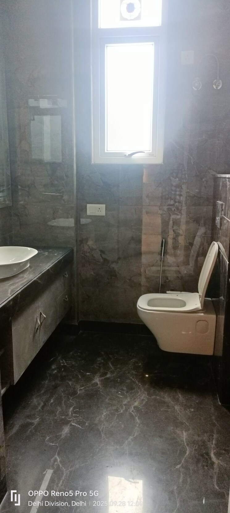 Bathroom, janakpuri 3 Bedroom 1350 Sq.Ft. Builder Floor In Janakpuri Delhi 9631008