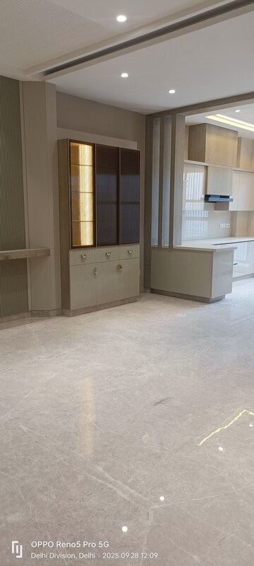 Room in 3 BHK Builder Floor at Janakpuri – for Sale