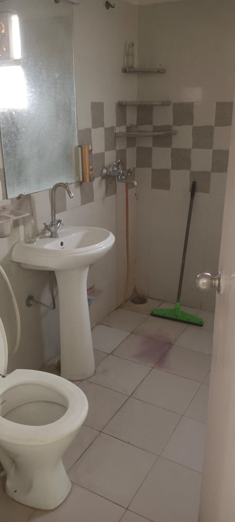 Bathroom, gaur-atulyam 4 Bedroom 1610 Sq.Ft. Apartment In Omicron I Greater Noida Greater Noida 9631076