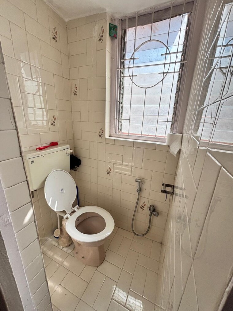 Bathroom, bandra west 1 Bedroom 500 Sq.Ft. Apartment In Bandra West Mumbai 9631202