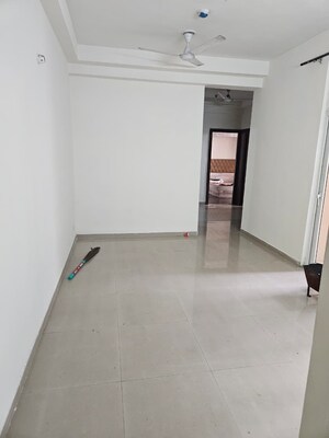 Room in 2.5 BHK Apartment at Ajnara Homes, Sector 16b Greater Noida – for Rent