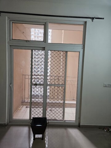 Room in 2.5 BHK Apartment at Ajnara Homes, Sector 16b Greater Noida – for Rent