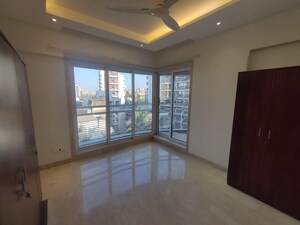 Room in 4 BHK Apartment at Evershine CHS, Khar West – for Sale