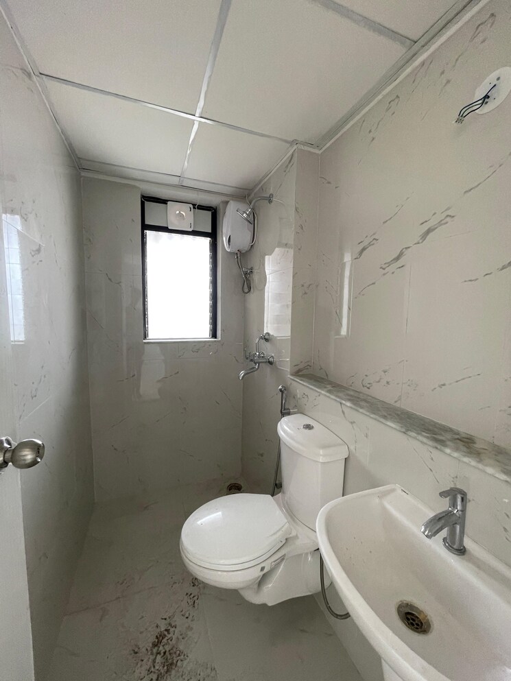 Bathroom, runwal-gardens-phase-i 2 Bedroom 654 Sq.Ft. Apartment In Dombivli East Thane 9631386