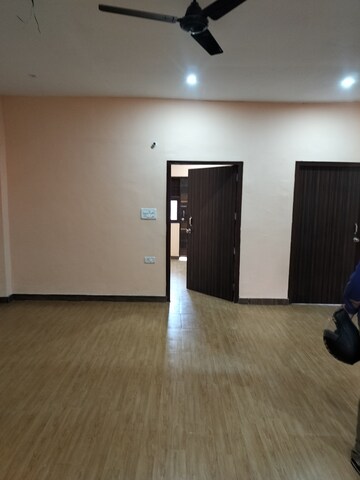 Room in 4 BHK Independent House at RWA Apartments Sector 71, Sector 71 – for Rent