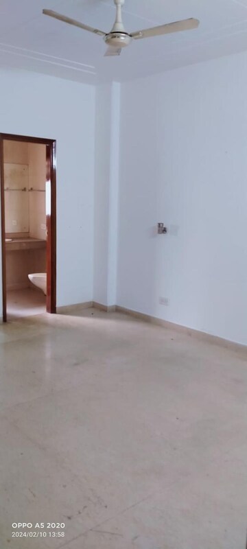 Room in 3 BHK Builder Floor at Green Park – for Rent
