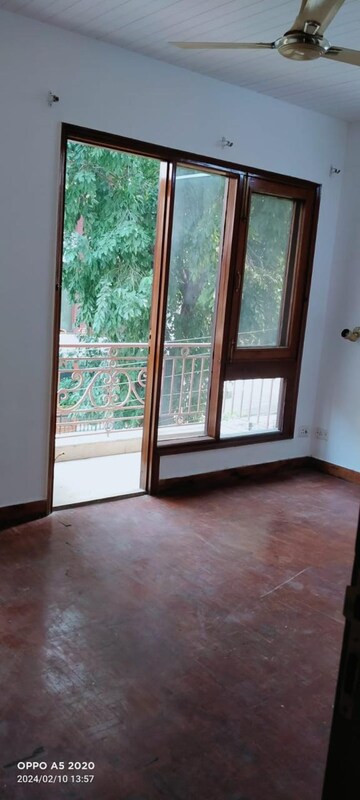 Room in 3 BHK Builder Floor at Green Park – for Rent