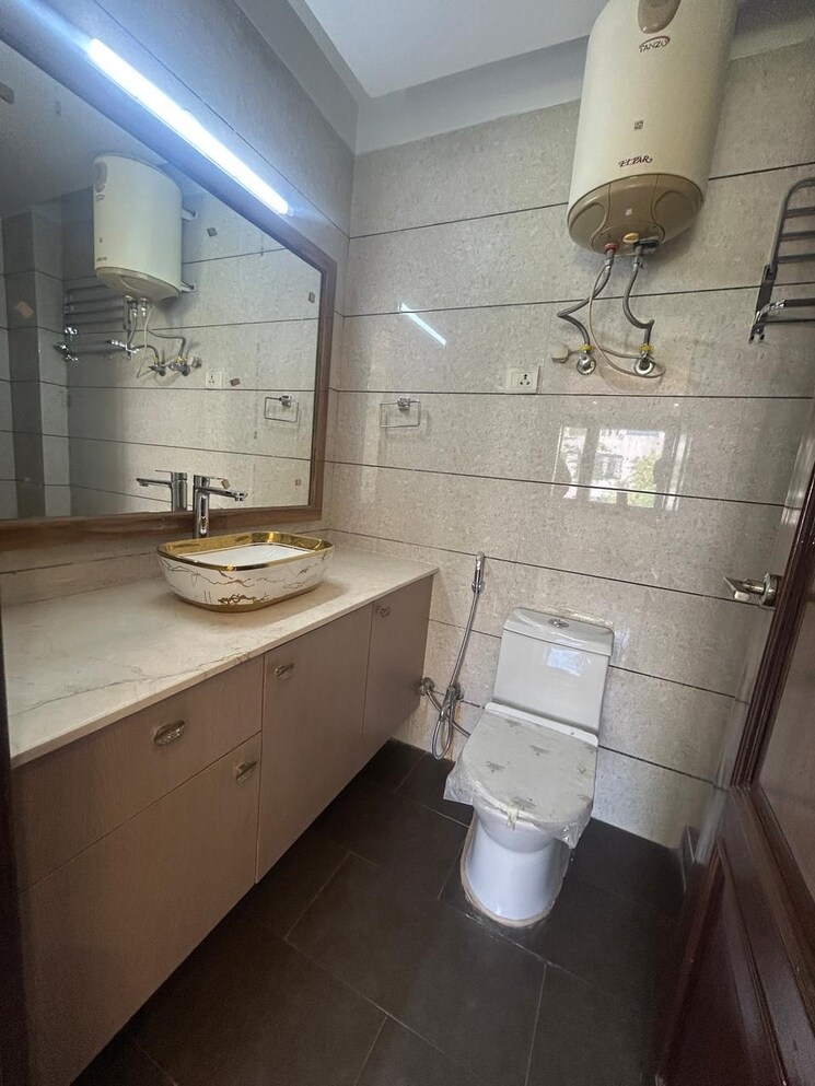 Bathroom, safdarjung enclave 3 Bedroom 200 Sq.Yd. Builder Floor In Safdarjung Enclave Delhi 9631415