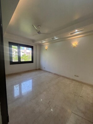 Room in 3 BHK Builder Floor at Safdarjung Enclave – for Rent