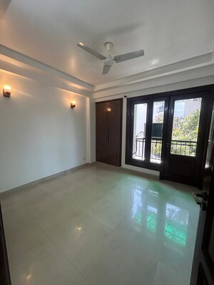 Room in 3 BHK Builder Floor at Safdarjung Enclave – for Rent