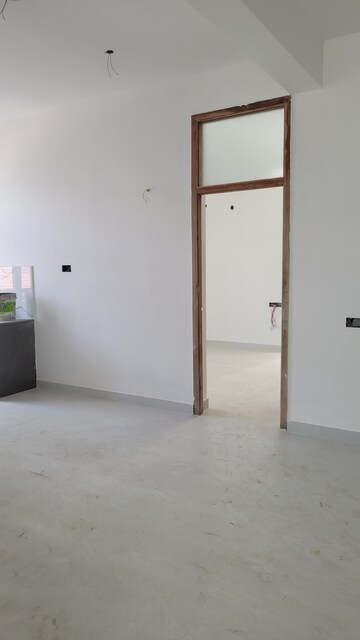 Room in 3 BHK Apartment at Goldwins – for Sale