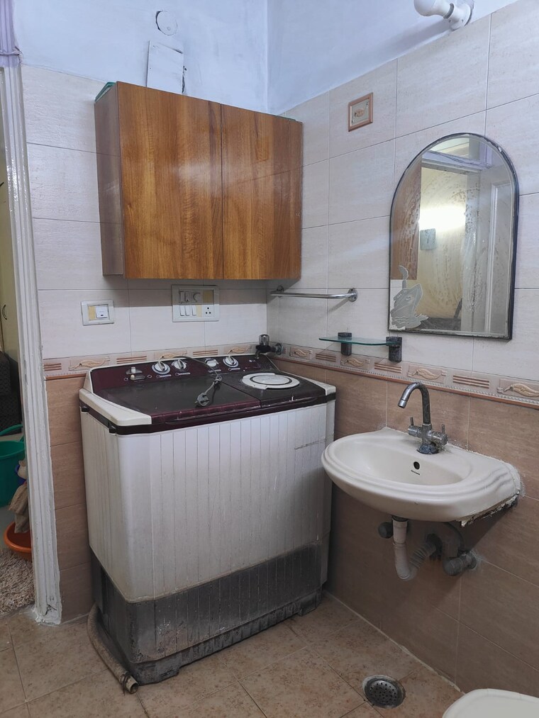 Bathroom, jungpura extension 1 RK 450 Sq.Ft. Builder Floor In Jungpura Extension Delhi 9631501
