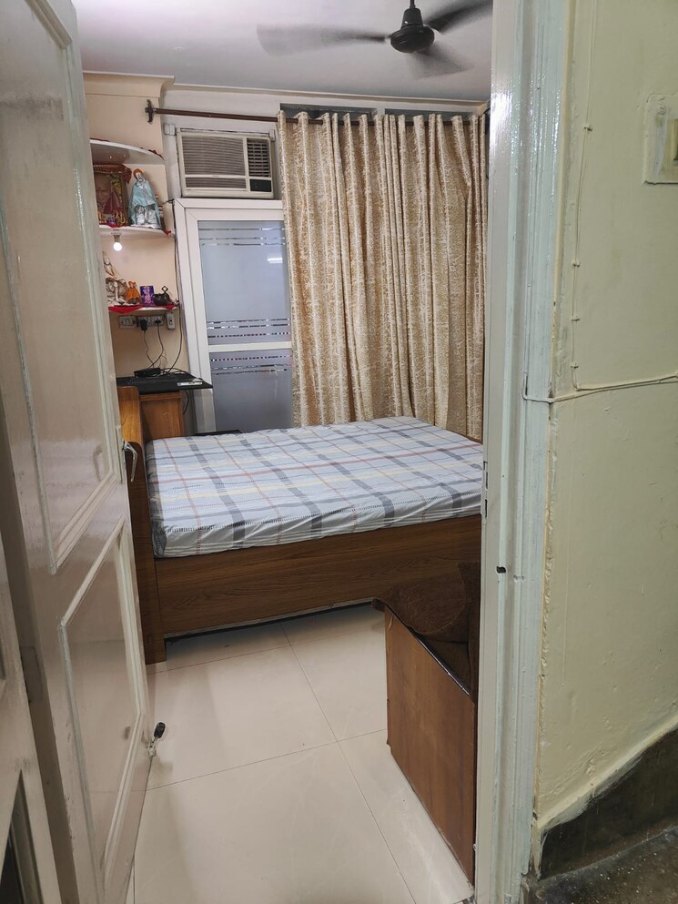 Bedroom, jungpura extension 1 RK 450 Sq.Ft. Builder Floor In Jungpura Extension Delhi 9631501